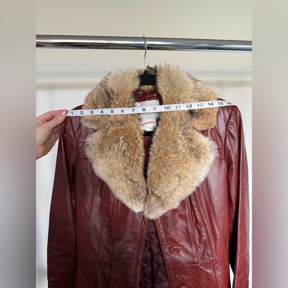 VINTAGE CHERRY RED LEATHER COAT W/ FUR TRIM - Picture 6 of 6